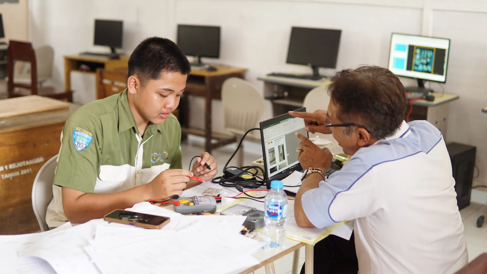 TEKNIK ELEKTRONIKA INDUSTRI