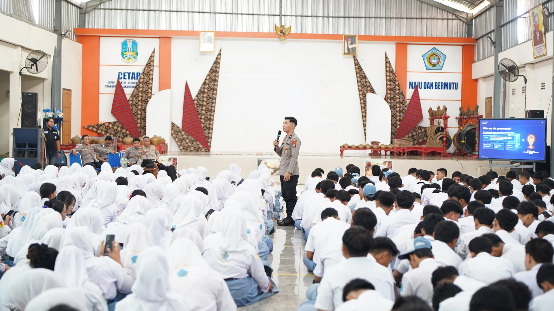 SOSIALISASI PENGGUNAAN ARTFICIAL INTELEGENCE (AI) DI SMKN 1 REJOTANGAN 